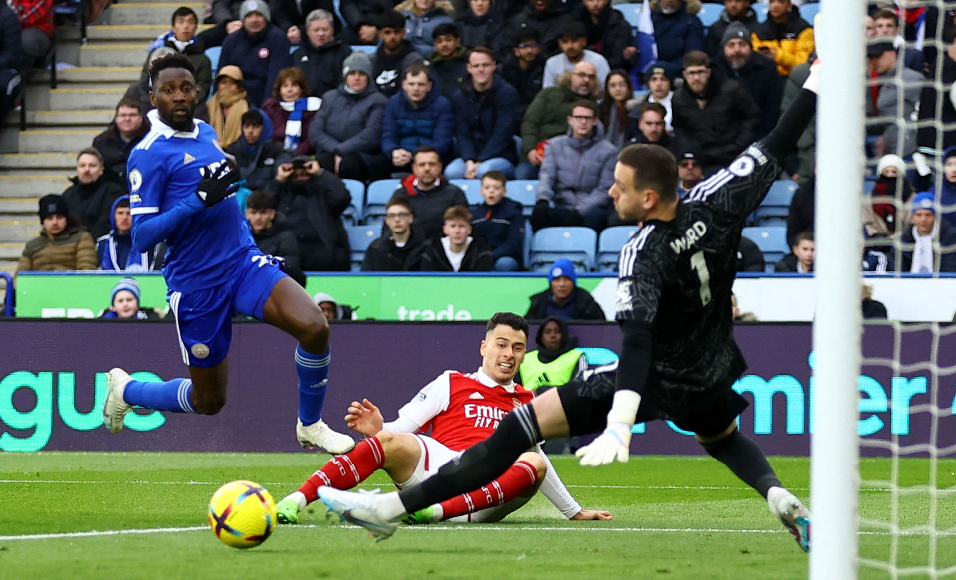 纽卡斯尔联发布2025-26赛季第三球衣：伊萨克、托纳利等出镜.